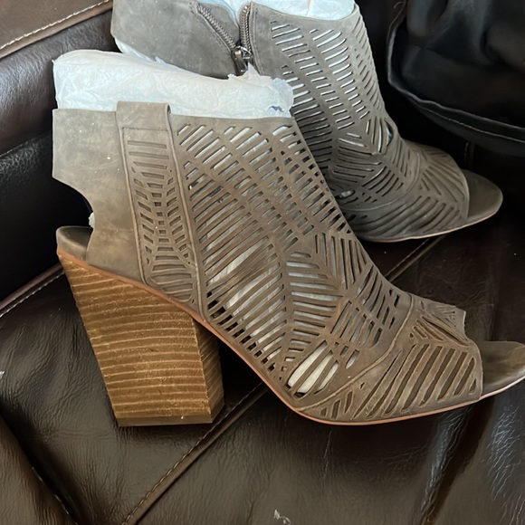 Vince Camuto Open toe suede open toe sandals - color gray - Picture 2 of 4